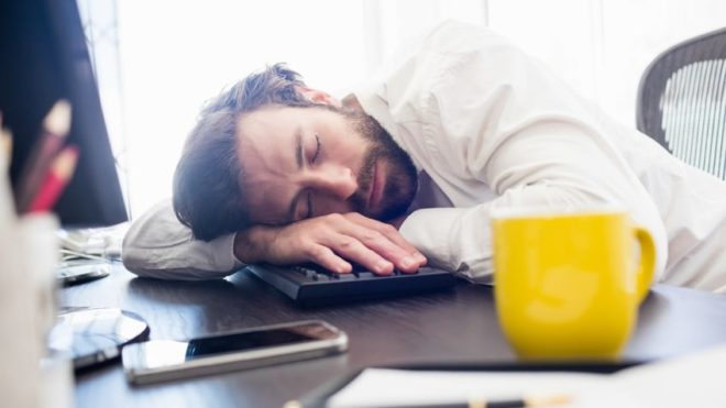S’endormir au travail n’est pas automatiquement considéré comme une faute grave