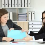 Le refus de travailler avec un collègue peut justifier un licenciement pour faute grave