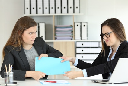 Le refus de travailler avec un collègue peut justifier un licenciement pour faute grave