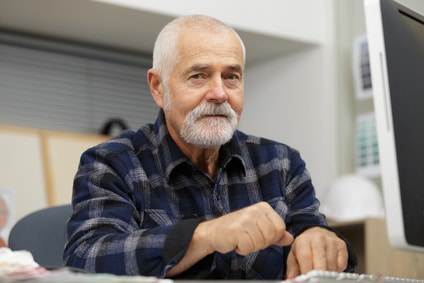 Embauché à 69 ans, un salarié peut-il être mis d’office à la retraite à 71 ans ?