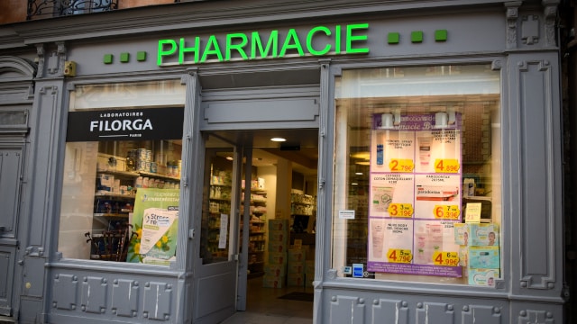 Clause de non-réaffiliation à un réseau d’officines de pharmacies : une clause disproportionnée écartée